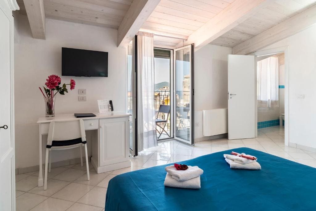 Double Room with Sea View room - Image 3