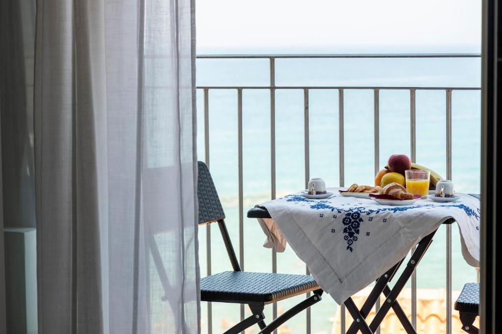 Double Room with Sea View room - Image 1