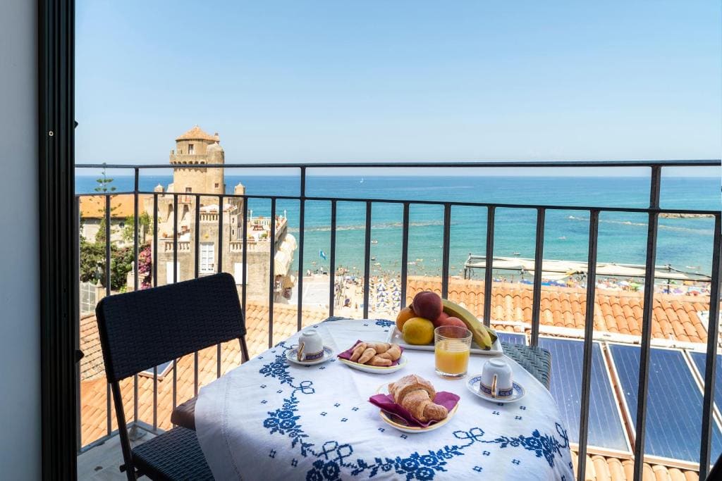 Double Room with Sea View room - Image 2