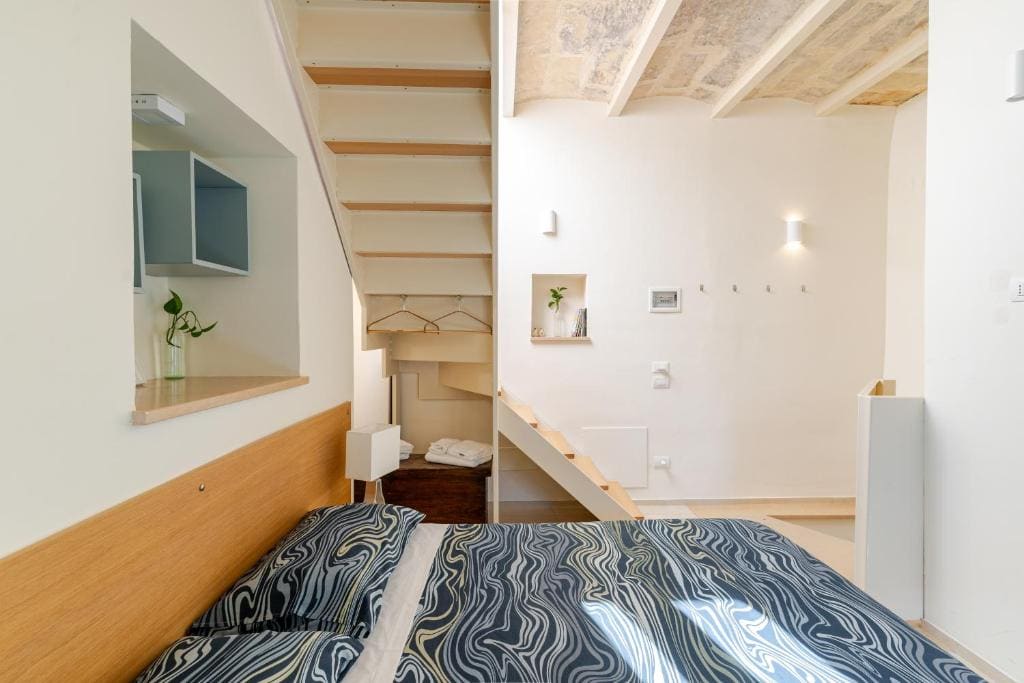 Deluxe Double Room with Balcony room - Image 3