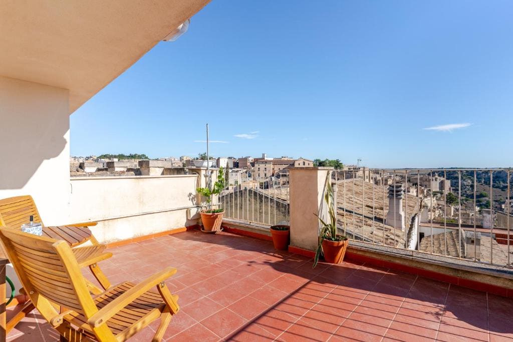 Deluxe Double Room with Balcony room - Image 2