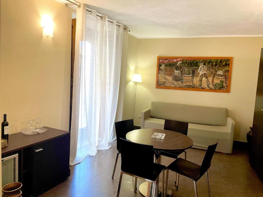 Deluxe Suite with Spa Bath room - Image 3