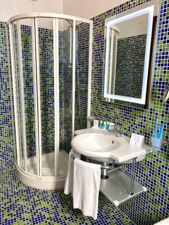 Deluxe Suite with Spa Bath room - Image 2