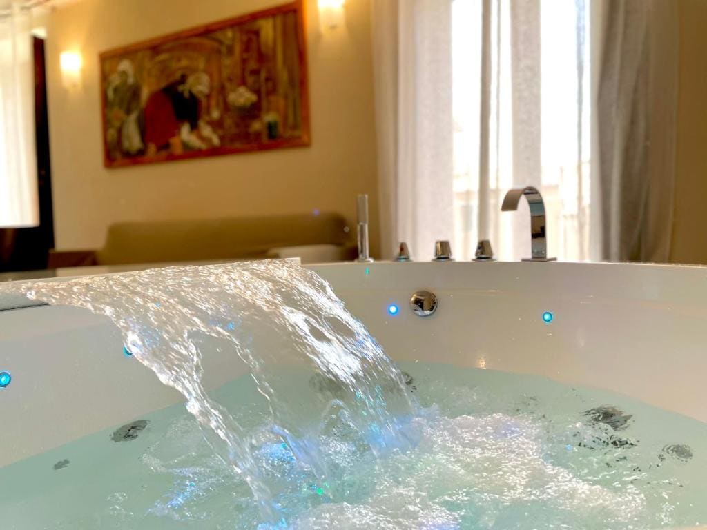 Suite with Hot Tub room - Image 3