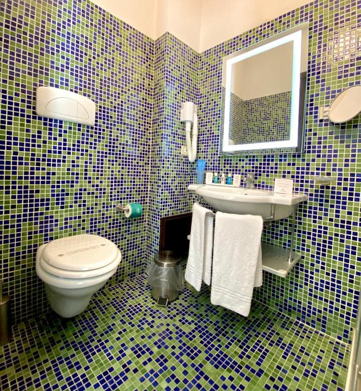 Suite with Hot Tub room - Image 2