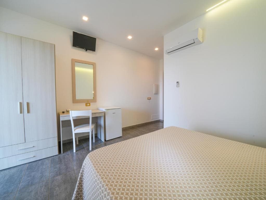 Double or Twin Room with Sea View room - Image 2