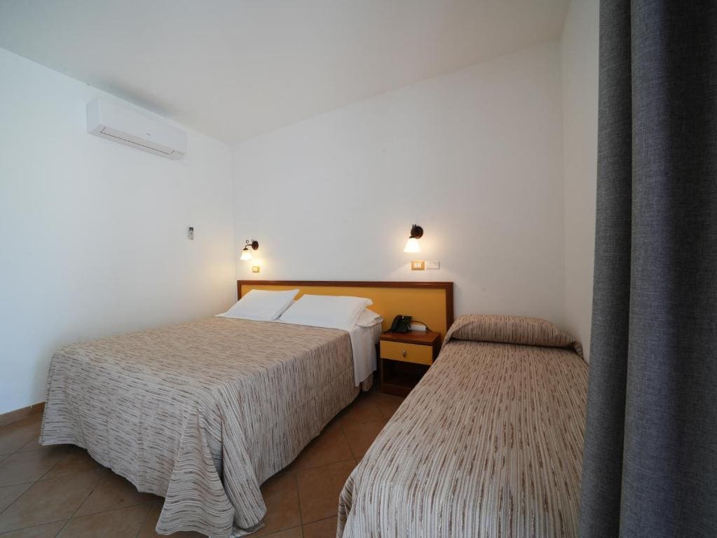 Economy Triple Room room - Image 2
