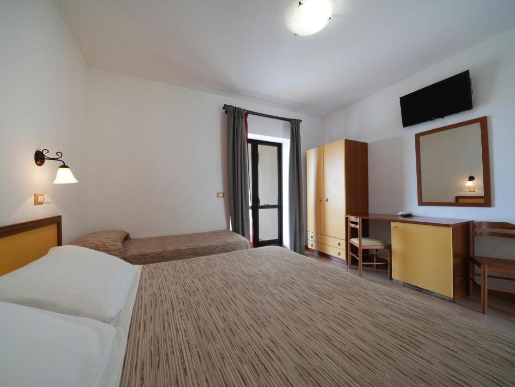 Economy Triple Room room - Image 1