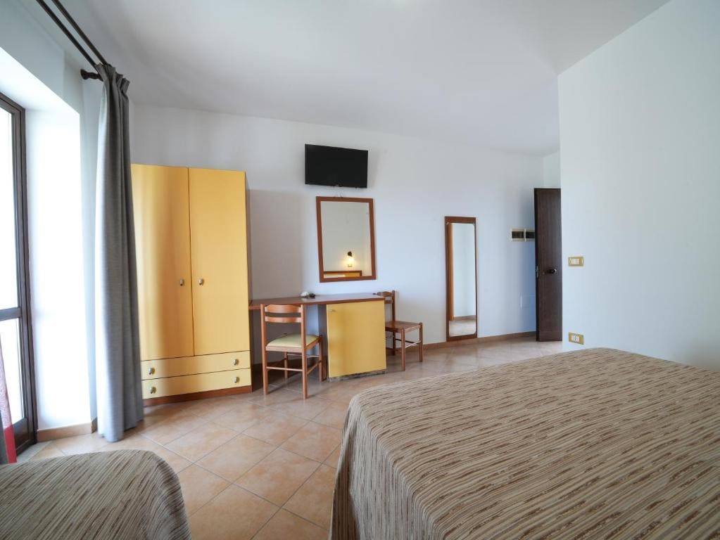 Economy Triple Room room - Image 3