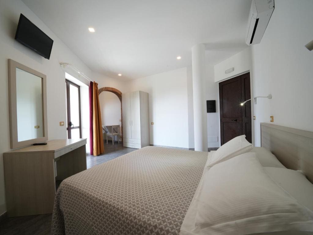 Superior Double Room with Sea View room - Image 3