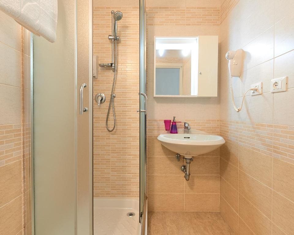 Double Room with extra bed with private bathroom room - Image 1