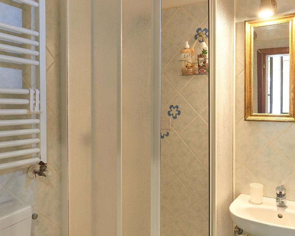 Single Room with Private External Bathroom room - Image 1