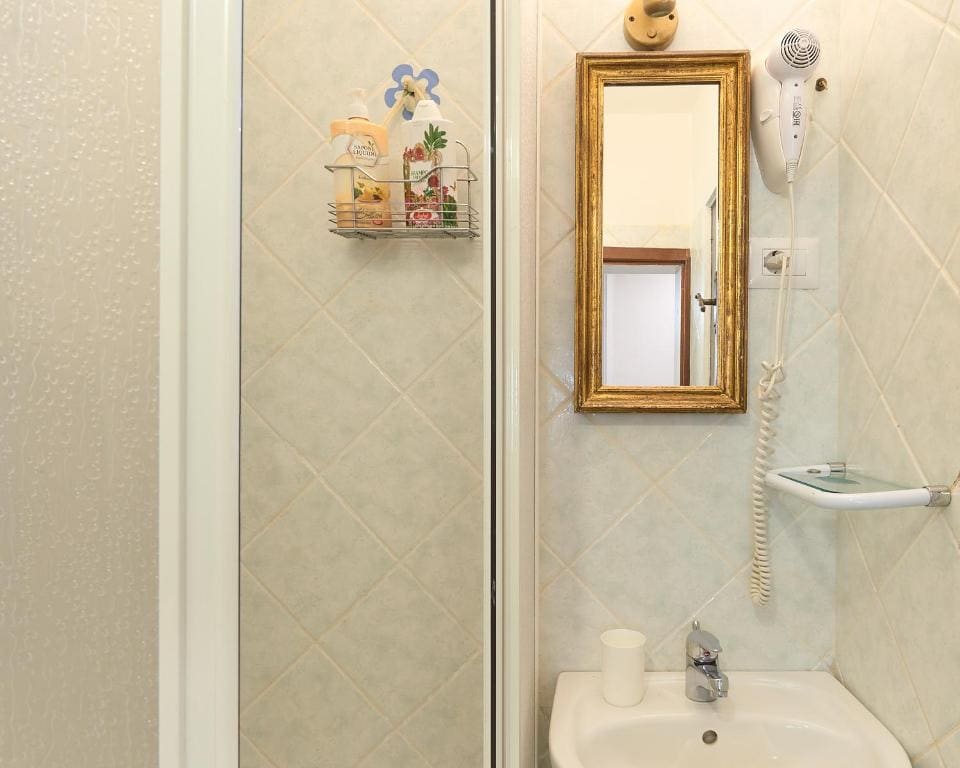 Single Room with Private External Bathroom room - Image 2