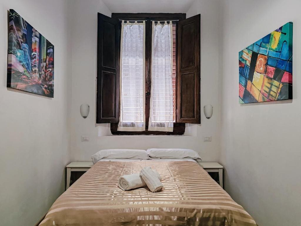Single Room with Private External Bathroom room - Image 3