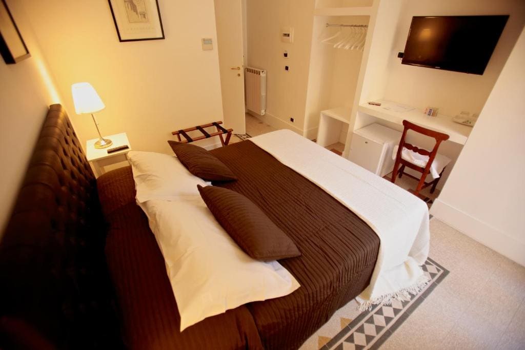 Small Double Room with Garden View and Balcony room - Image 2