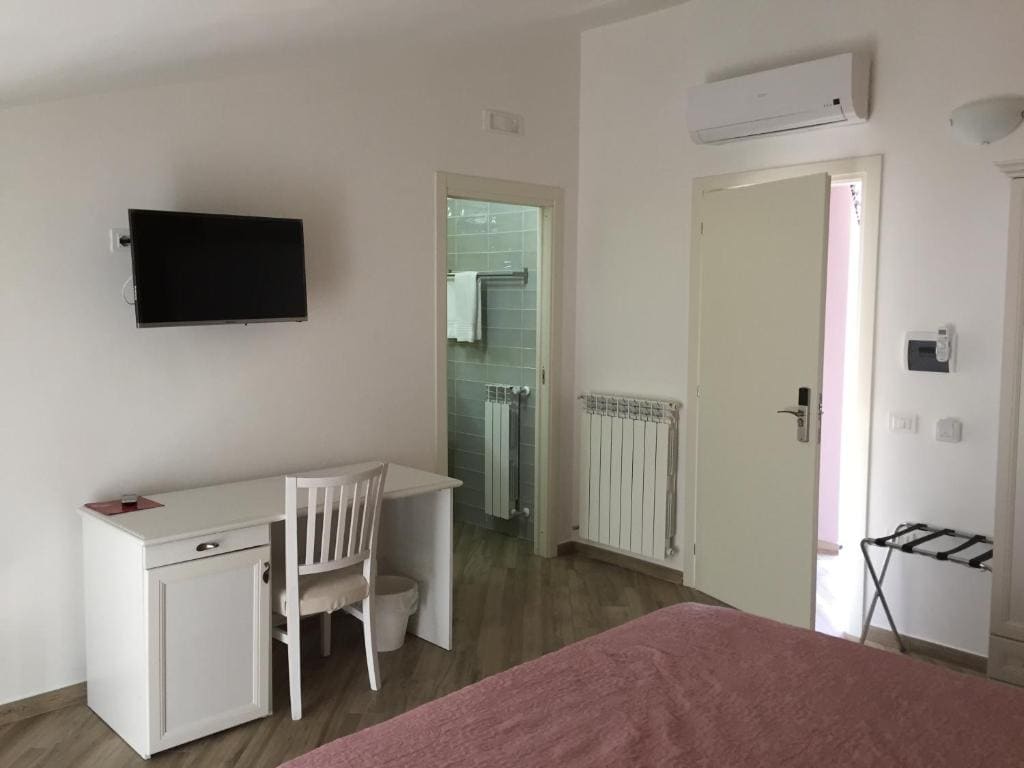 Deluxe Double or Twin Room room - Image 3