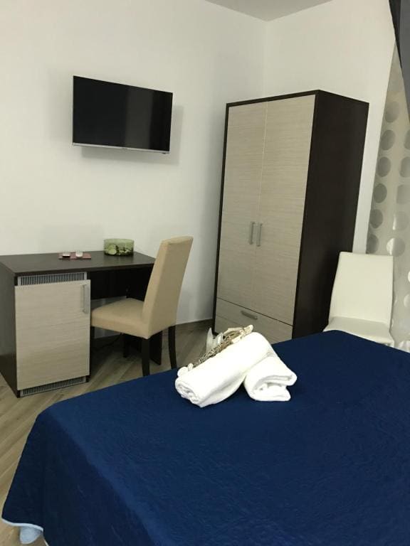 Double Room with Private Bathroom room - Image 3
