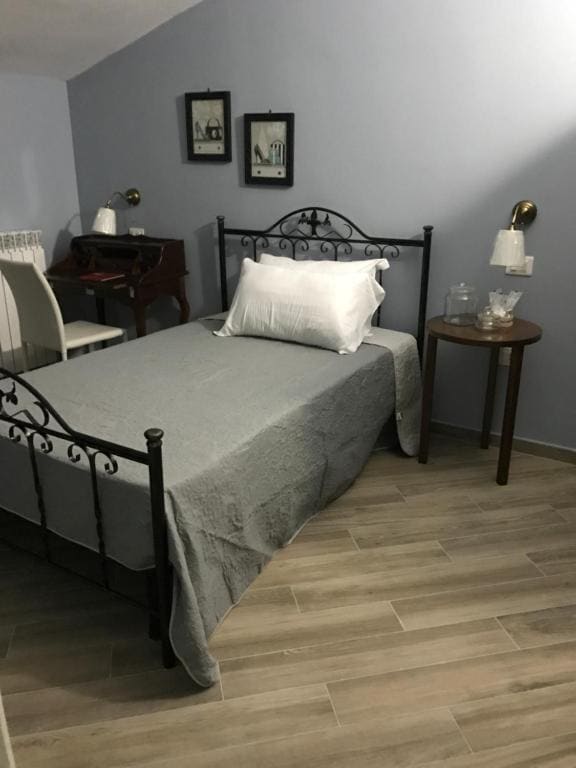 Large Single Room room - Image 3