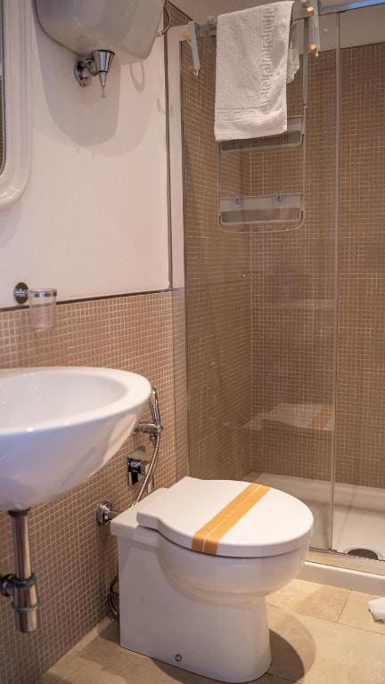 Twin Room with Balcony room - Image 3