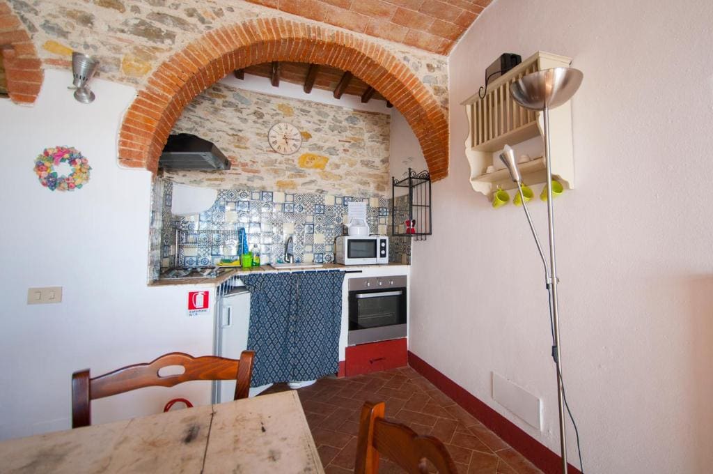 One-Bedroom Apartment - Split Level room - Image 2