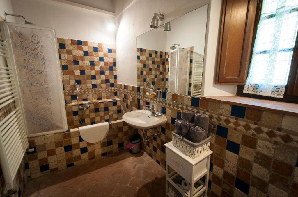 One-Bedroom Apartment - Split Level room - Image 3