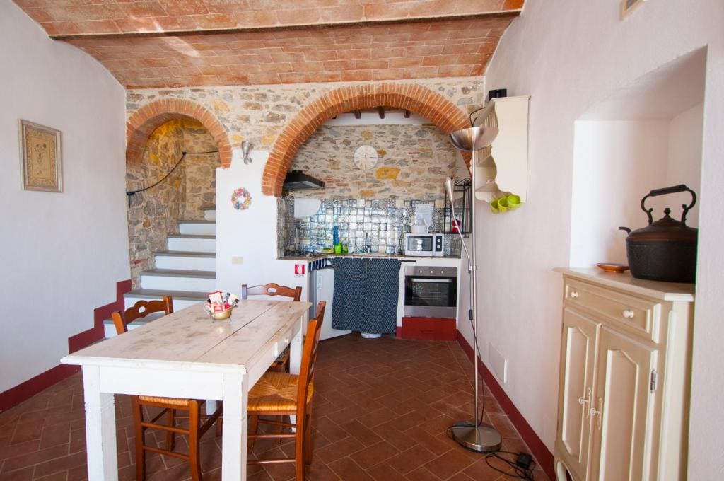 One-Bedroom Apartment - Split Level room - Image 1
