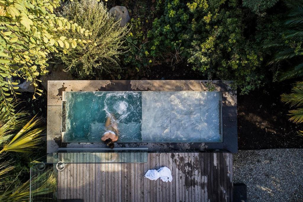 Bungalow with private jacuzzi room - Image 1