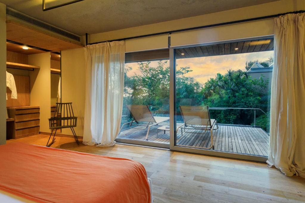 Bungalow with private jacuzzi room - Image 3
