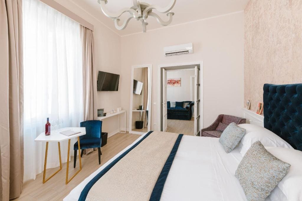 Deluxe King Suite room - Image 3