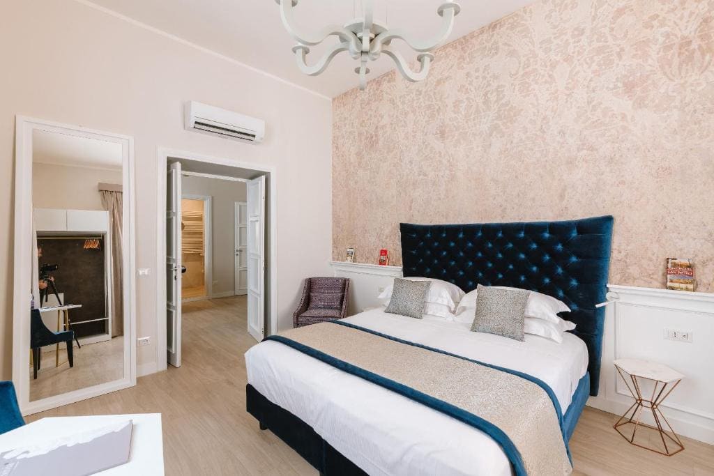 Deluxe King Suite room - Image 1