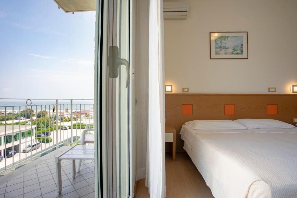 Double or Twin Room with Sea View room - Image 3