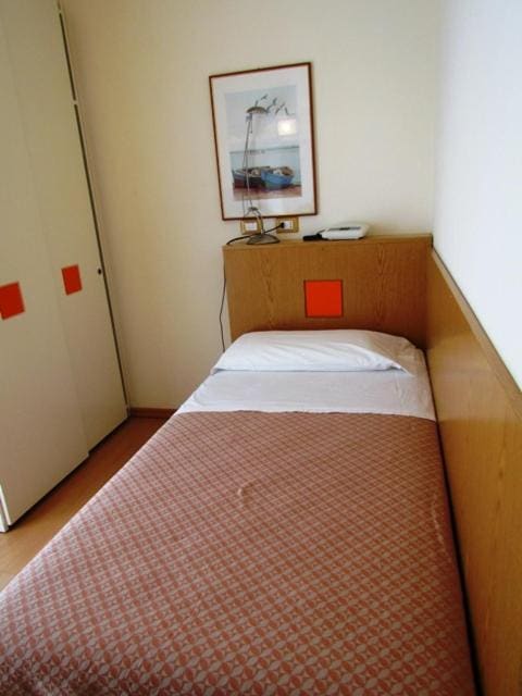 Single Room with Partial Sea View room - Image 1