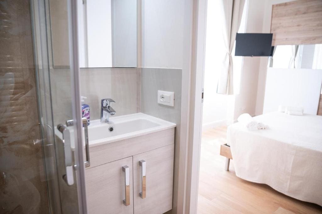 Double Room with Private Bathroom room - Image 2