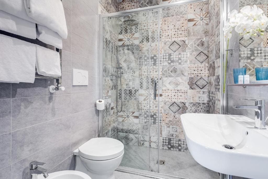 Junior Suite with Spa Bath room - Image 2