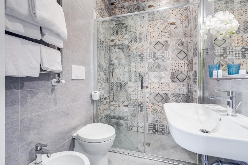 Junior Suite with Spa Bath room - Image 3