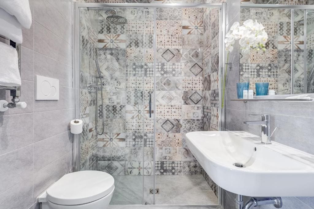 Junior Suite with Spa Bath room - Image 1