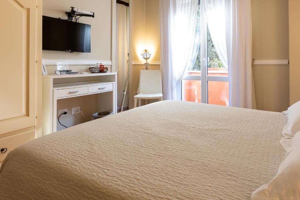 Deluxe Double Room with Sea View room - Image 3