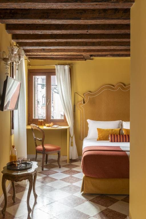 Deluxe Room with Canal View room - Image 3