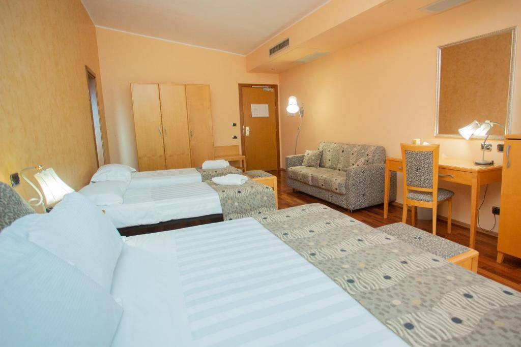 Family Room with Lake View room - Image 1