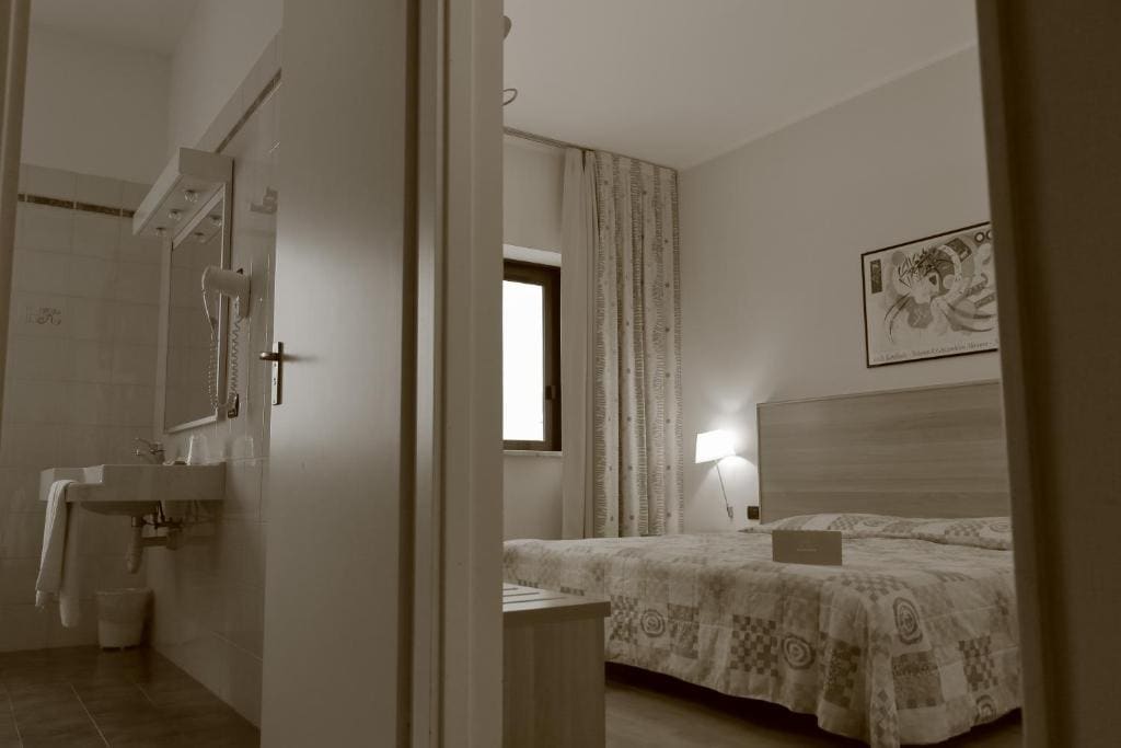 Superior Double or Twin Room room - Image 3