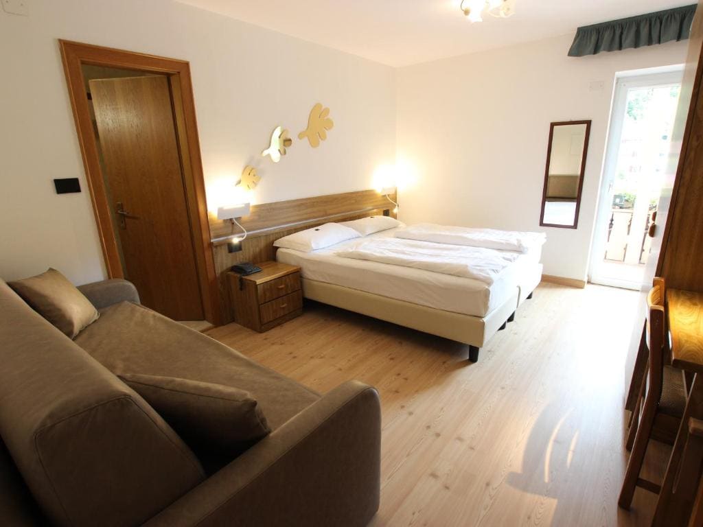 Family Room room - Image 3