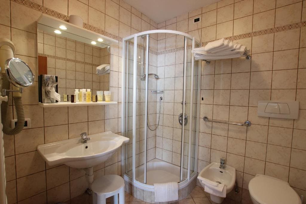 Superior Triple Room room - Image 1