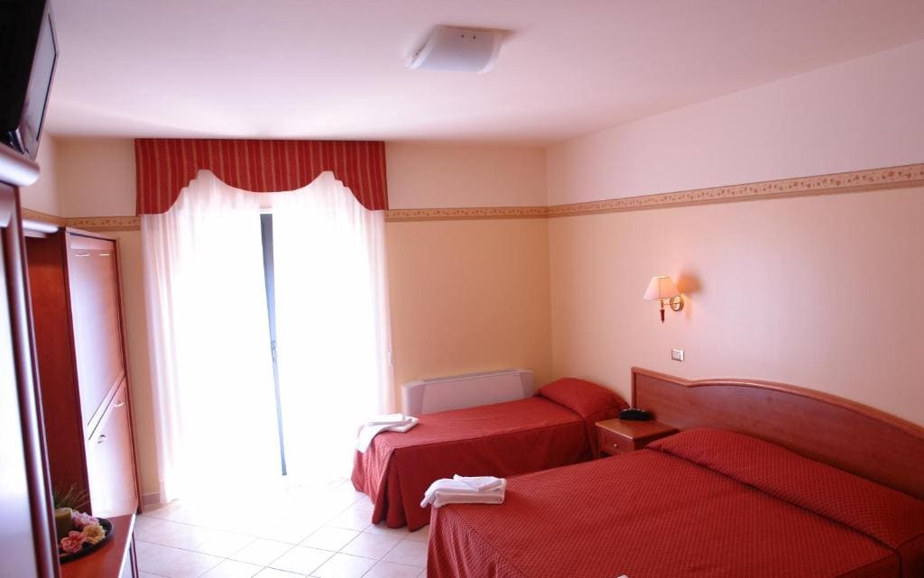 Superior Triple Room room - Image 1
