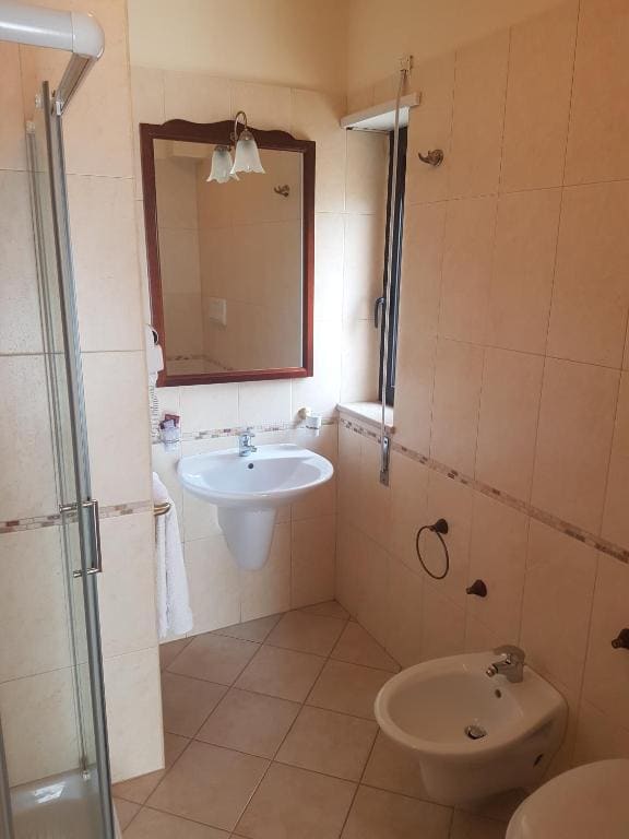 Superior Triple Room room - Image 3