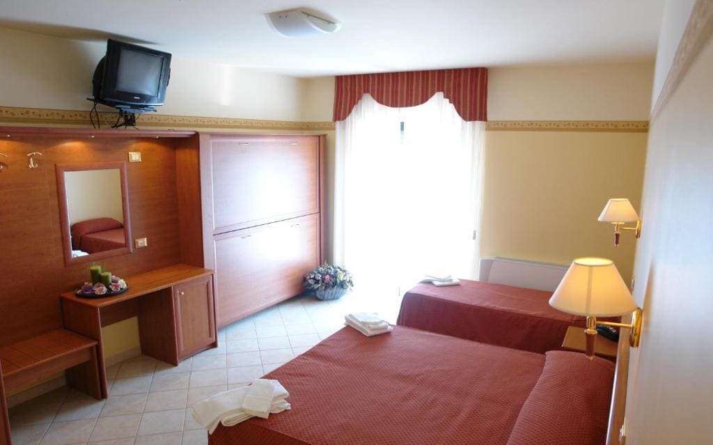 Superior Triple Room room - Image 2