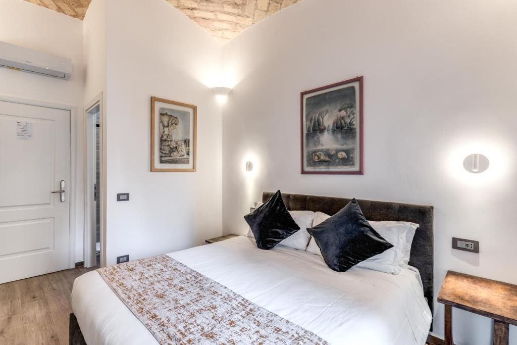 Deluxe Double Room with Balcony room - Image 3