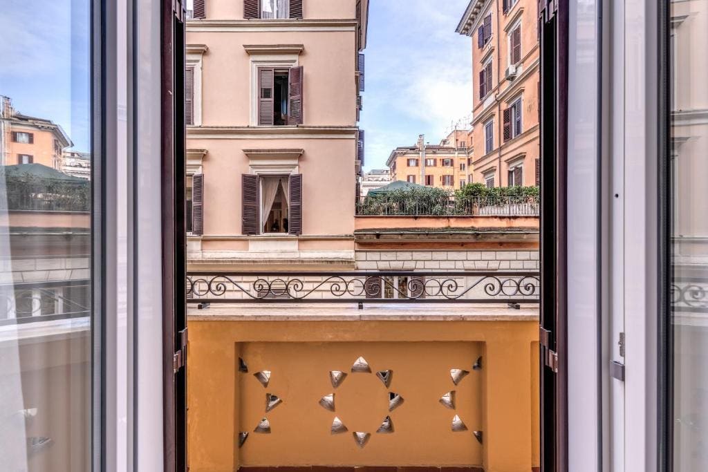 Deluxe Double Room with Balcony room - Image 2