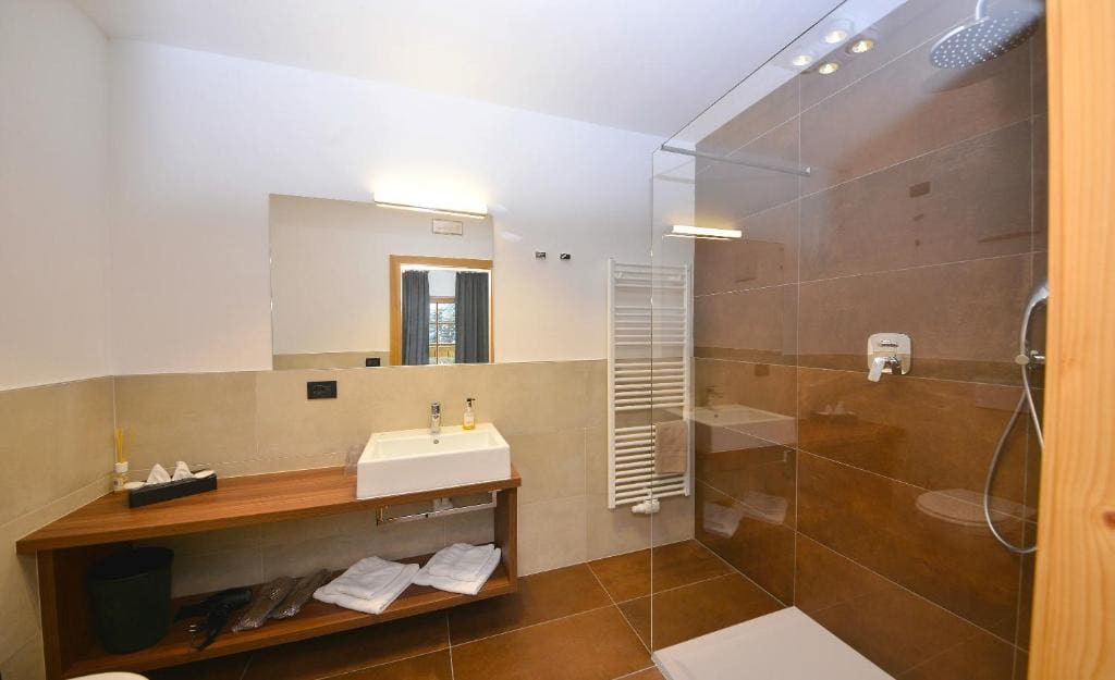 Classic Double Room with Balcony room - Image 3