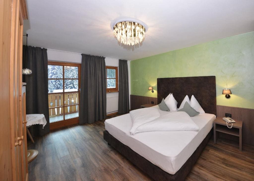 Classic Double Room with Balcony room - Image 1