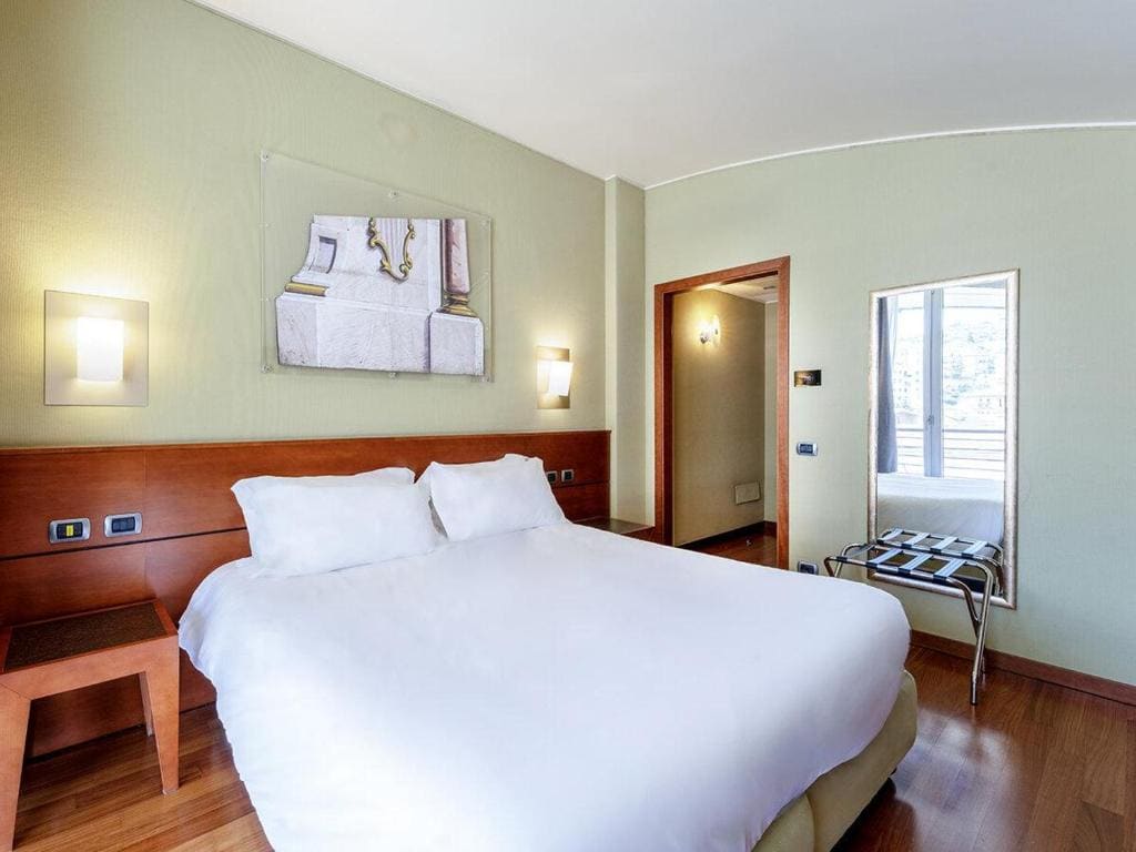 Deluxe Room room - Image 3